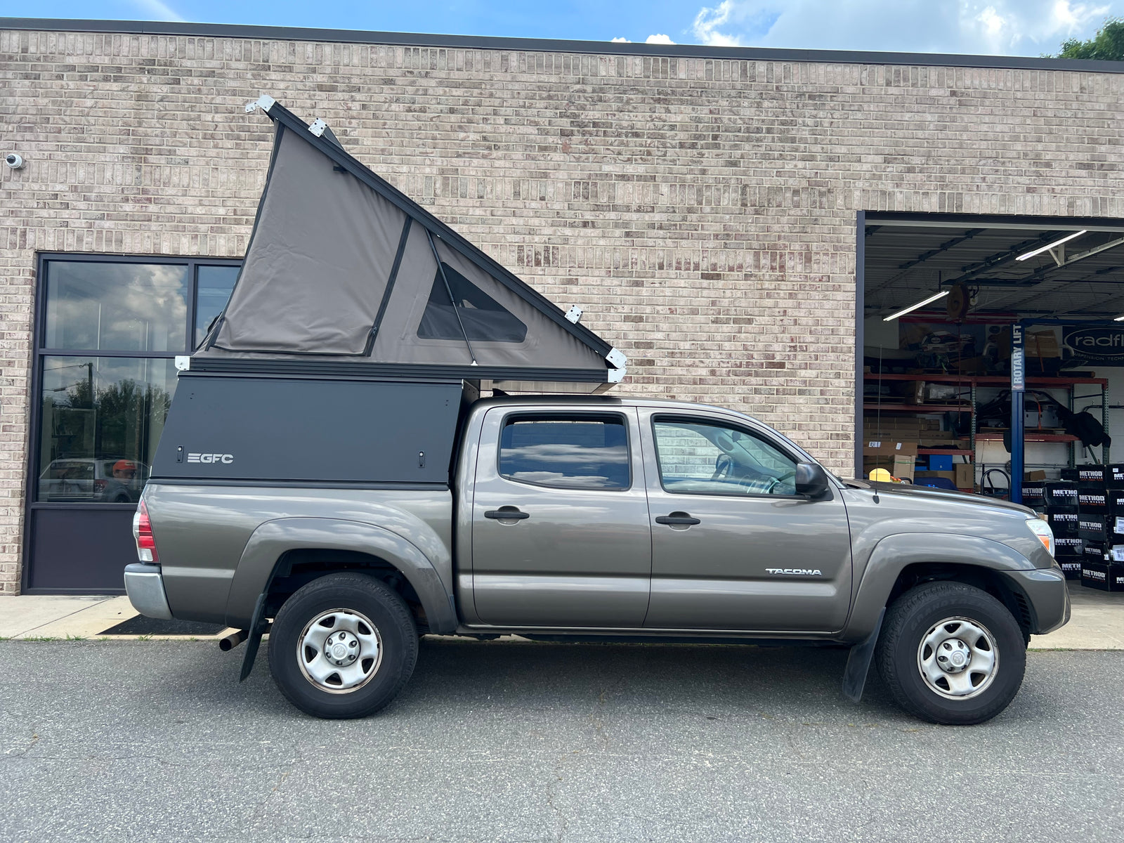 2015 Tacoma With Camper Shellnull