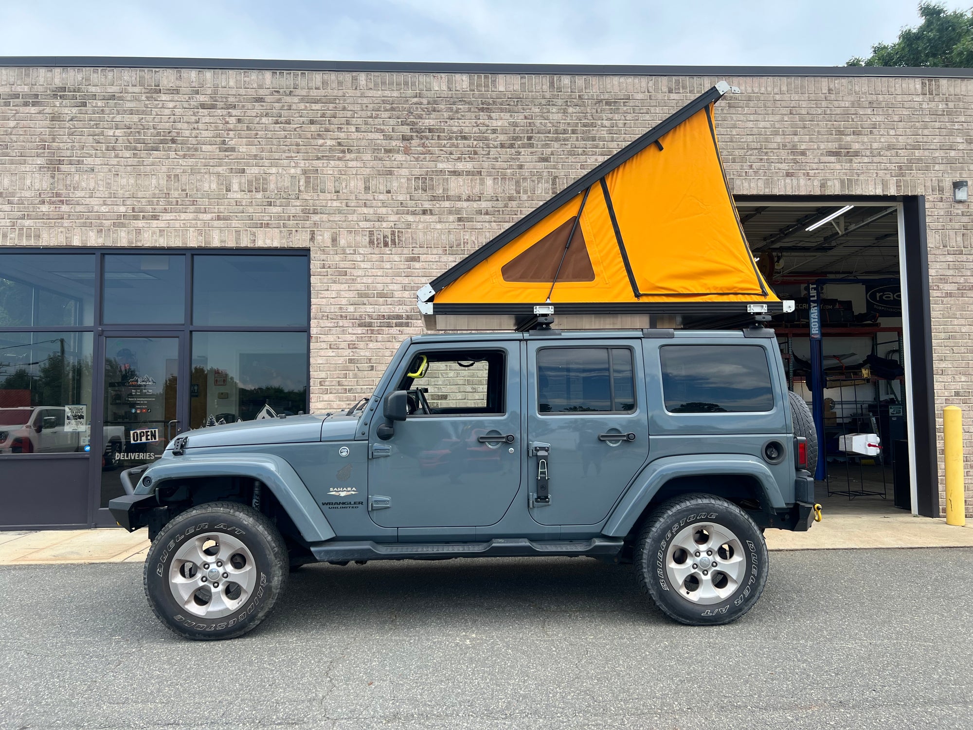 Jeep wrangler with online tent